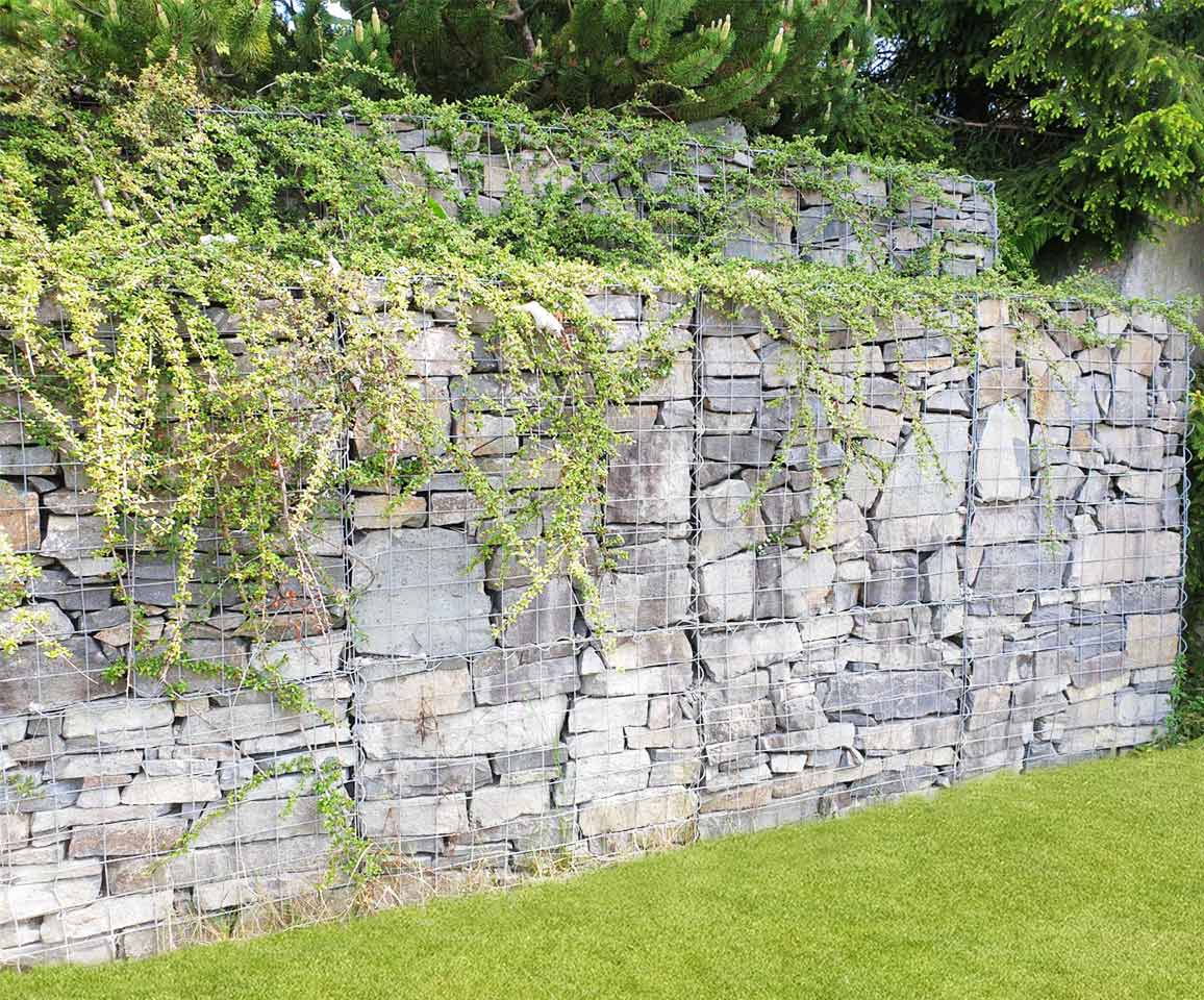Oporný múr a plot z gabionových košov