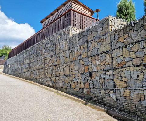 Oporný múr z gabionových košov