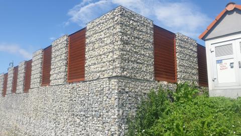 gabionový múr s výdrevou