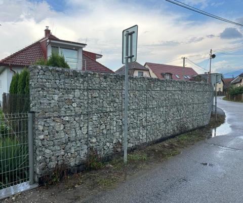 plot z gabionu pred domom