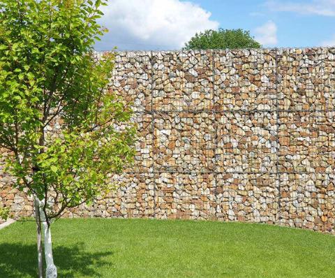 vysoká stena z gabionových košov