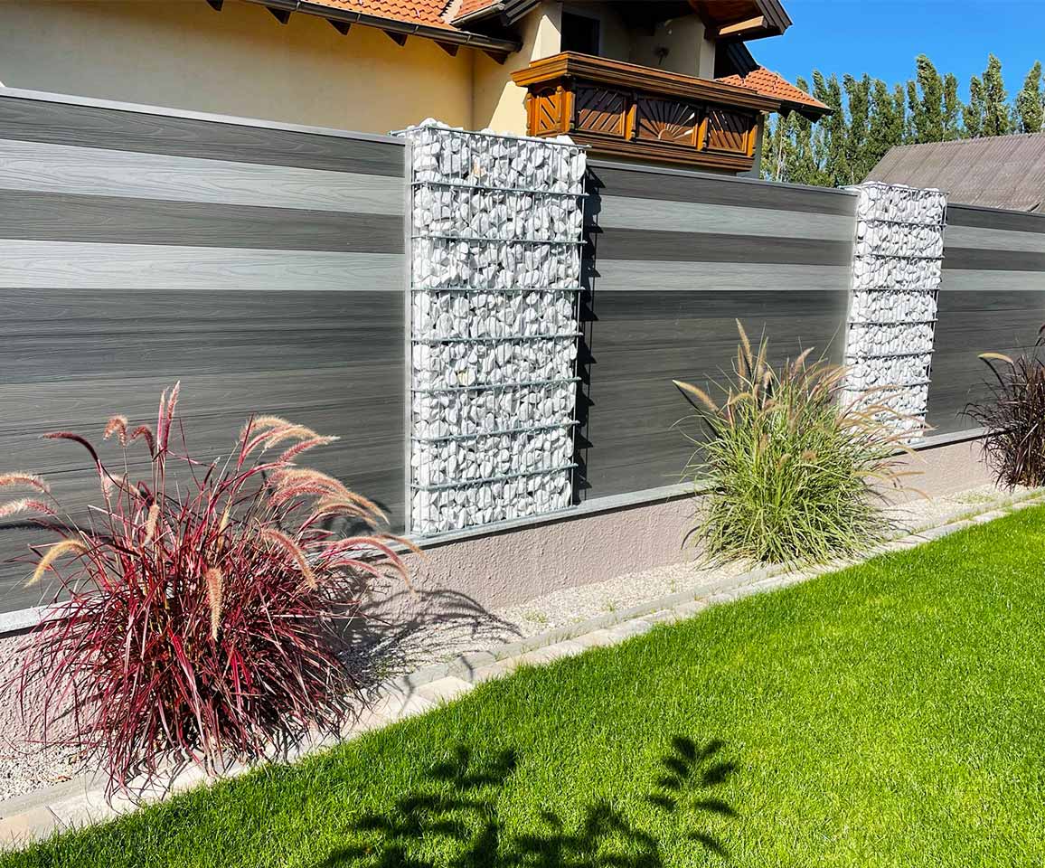 biele gabiony v kombinácii s hliníkovými plotovými panelmi a farebnými trávami