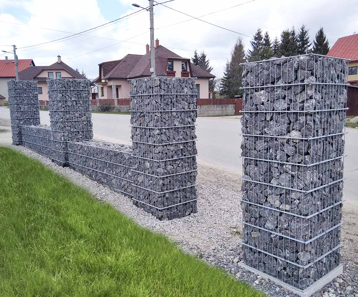 masívny gabionový plot na rušnej ulici zabezpečujúci súkromie na pozemku