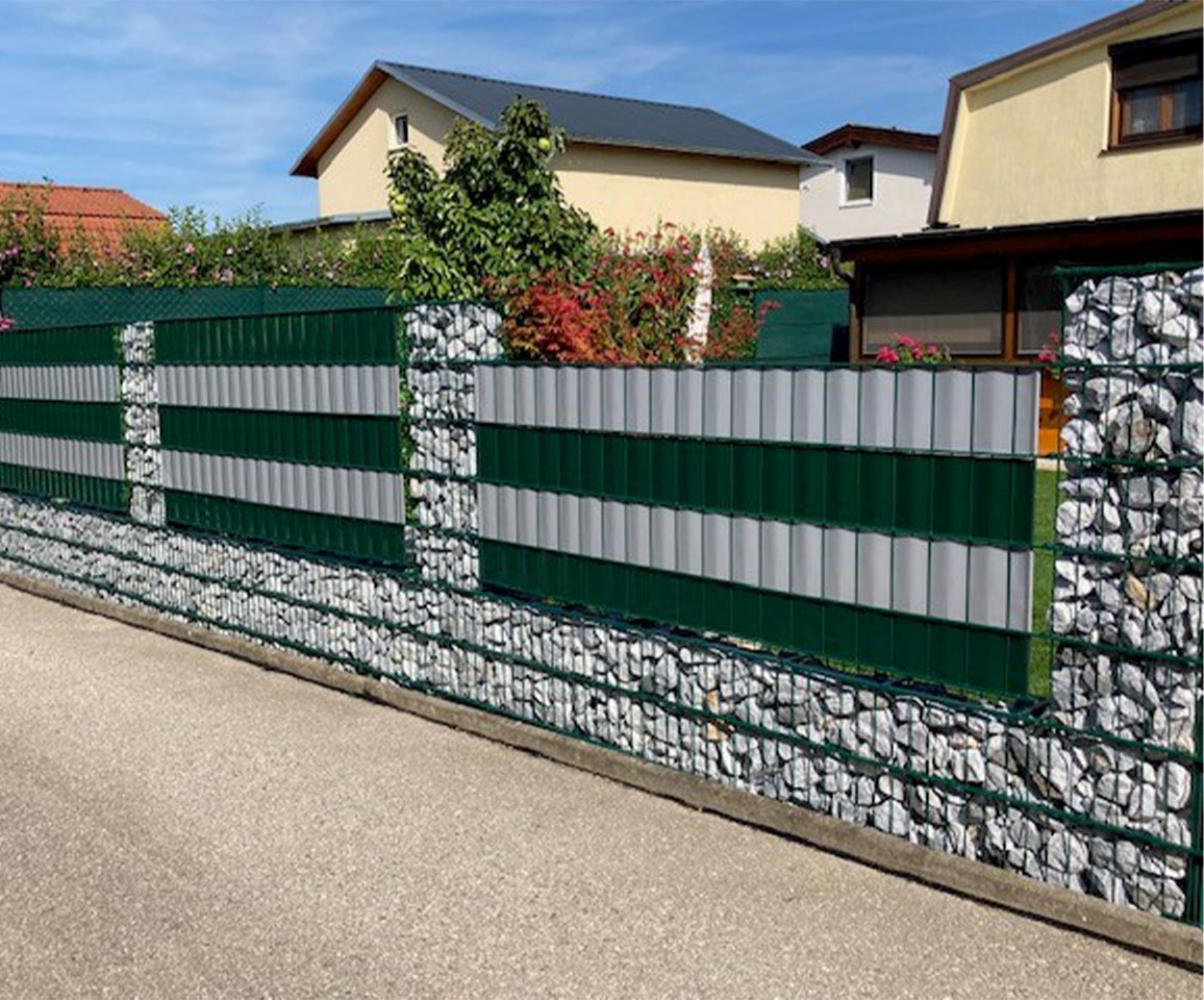gabionový plot s 2d panelmi a pvc tieniacim pásom