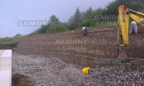 montáž oporného múru z gabionových košov 26