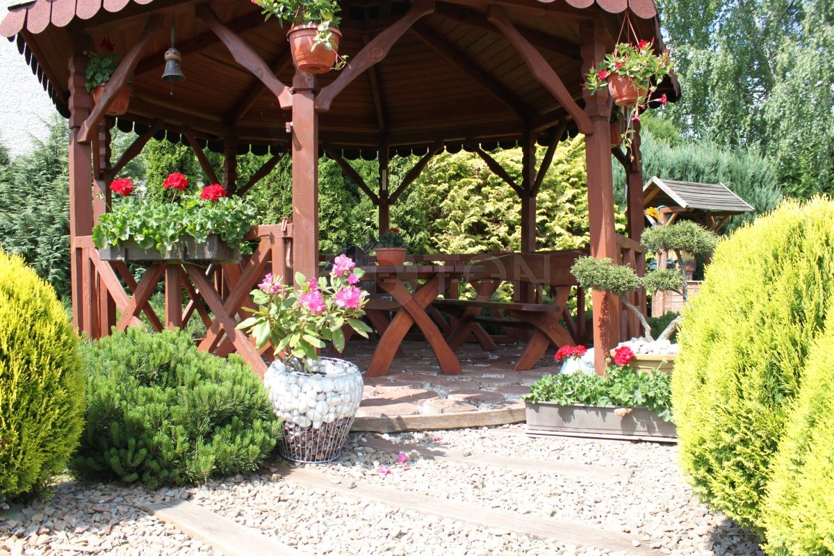 gabionový kvetináč pri drevenóm altanku